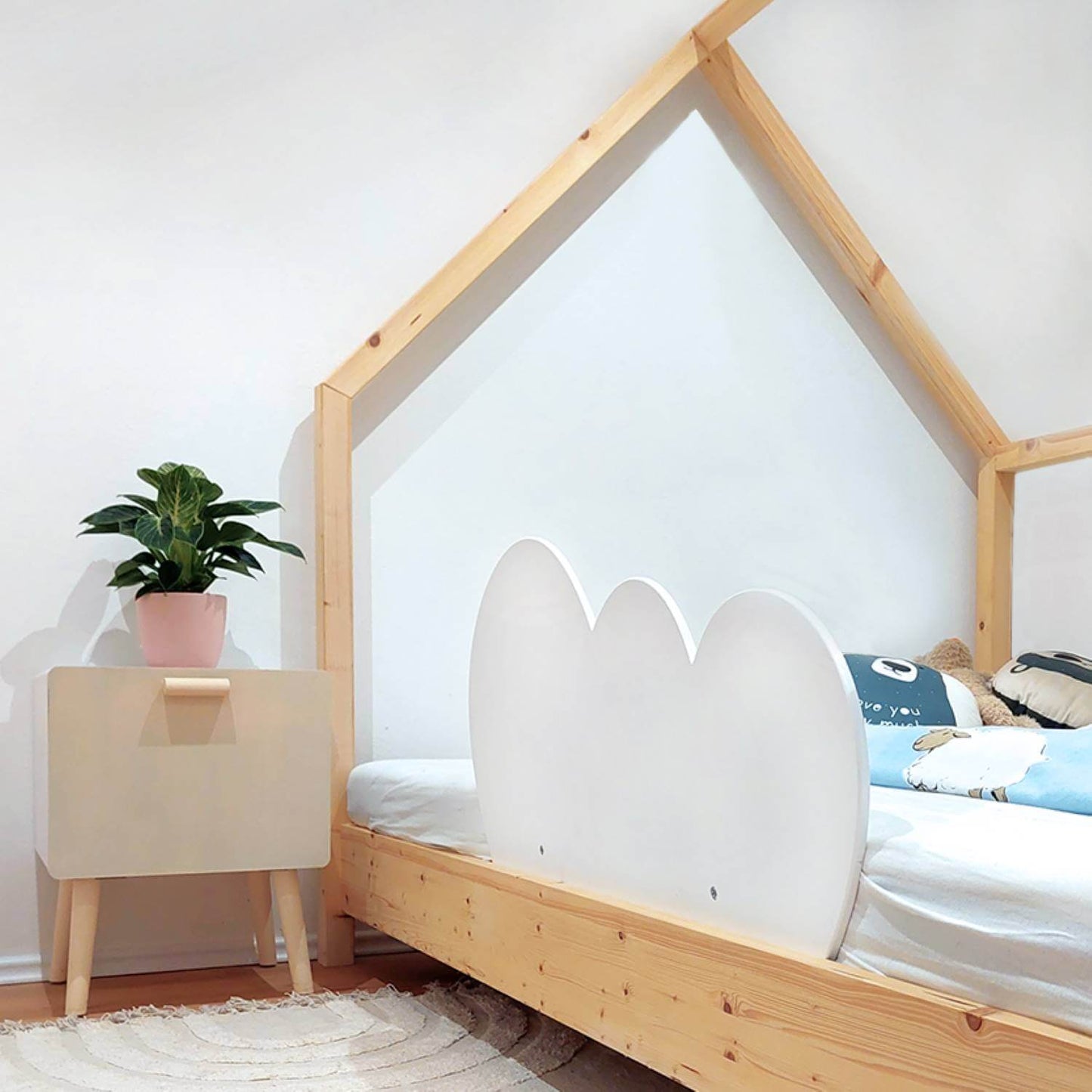 Wolkenförmiger Rausfallschutz im skandinavischen Kinderbett – Wendy vereint Sicherheit und Design