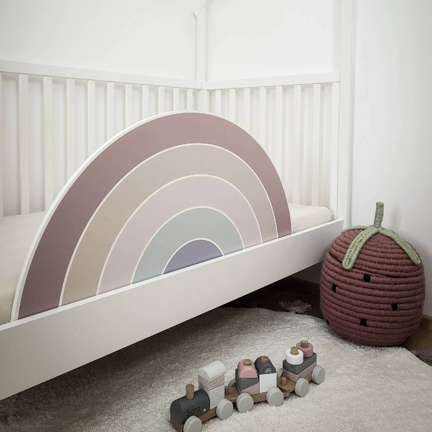 Remy Regenbogen als liebevoller Rausfallschutz – dekorativ und sicher im skandinavischen Kinderzimmer