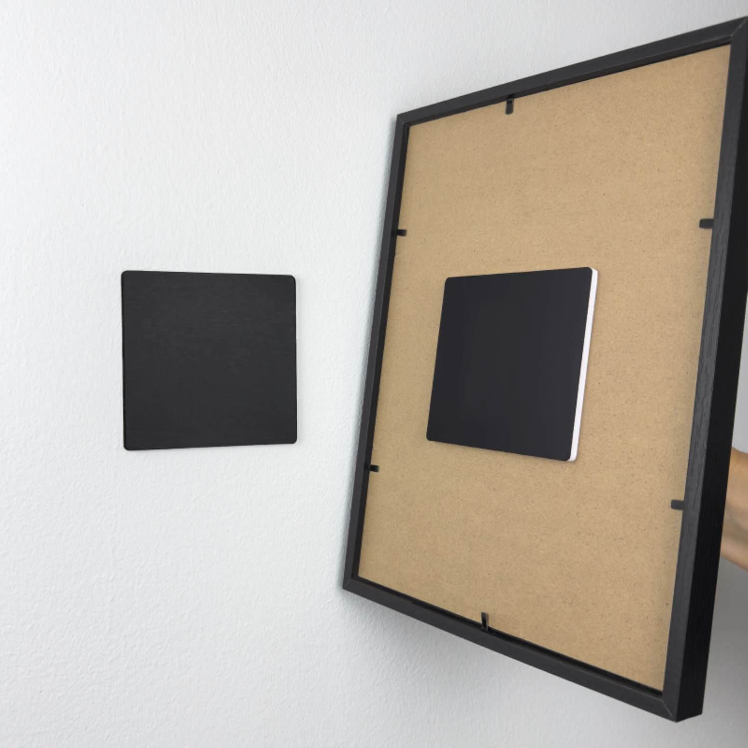 Montage mit schmalem WallPad Pro Magnetpad – hält Bilderrahmen bis 2 kg sicher ohne Bohren.