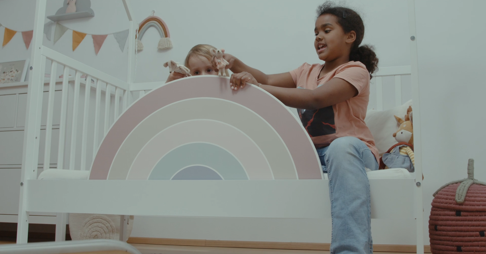 Load video: HIGHLIGHT IN THE CHILDREN&#39;S ROOM: Our goal was to develop a children&#39;s bed guard that would replace the classic bed rail for children and become an extraordinary eye-catcher in every child&#39;s room! FUN AND PLAY: Our children&#39;s bed guard is not only beautiful, it also invites you to play. Unlike standard models, our designs encourage children&#39;s imagination and creativity. HIGH QUALITY AND DURABLE: Our wooden bed guard is robust and durable. Extra strong metal brackets offer additional stability and ensure peaceful nights for parents and children. GREAT DESIGNS: Wunderlab offers the perfect baby room decoration for every taste, whether girl or boy. Choose one of our designs and integrate it harmoniously into the rest of the child&#39;s room.