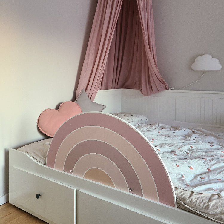 Kinderbett-Rausfallschutz aus Holz im Regenbogen-Design von Wunderlab – sicheres und stilvolles Bettzubehör für Kinderzimmer, ideal für Kleinkinder und Eltern, die Funktionalität und süße Designs schätzen.