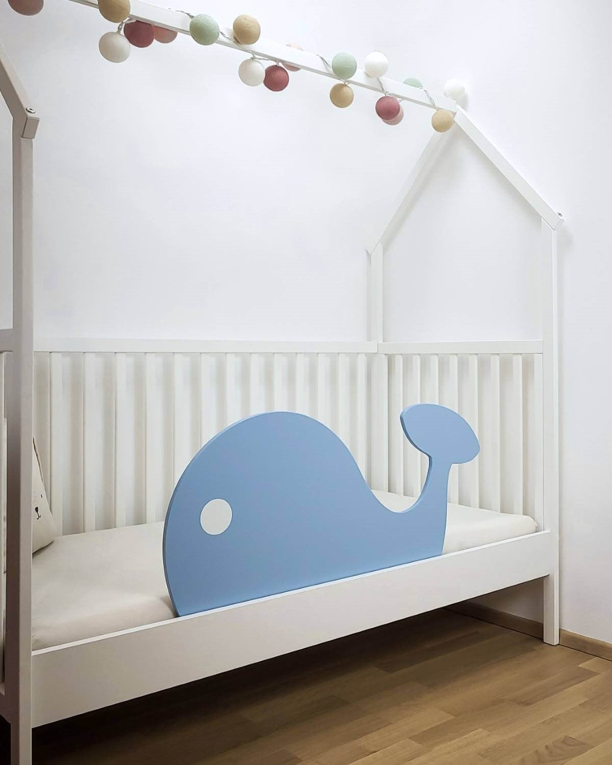Wal Rausfallschutz in Babybett – spielerisches Design mit sicherem Schutz aus Holz.