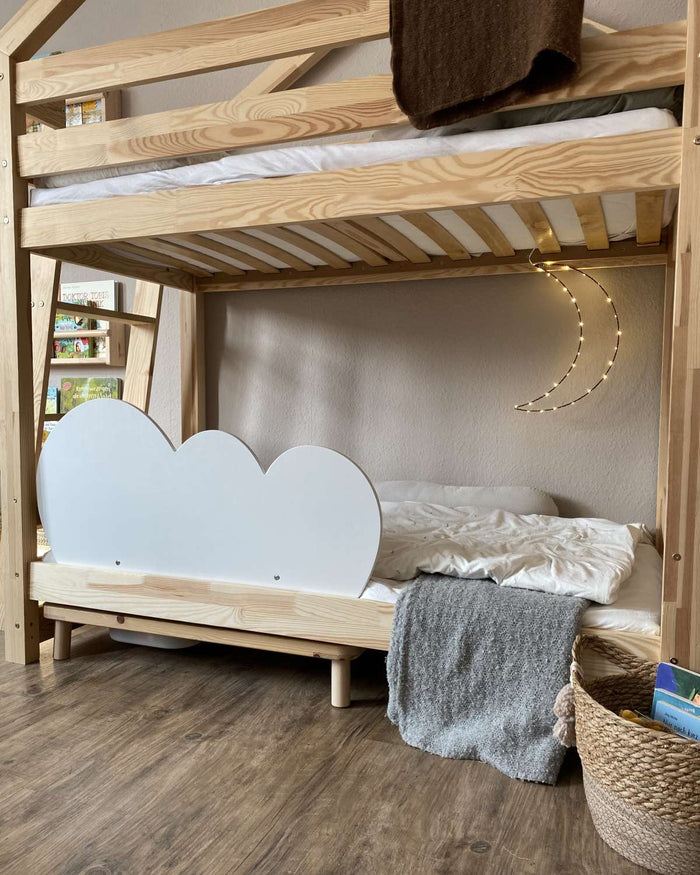 Wolken-Rausfallschutz aus Holz am Hochbett – sanfter Schutz für Kinderträume.