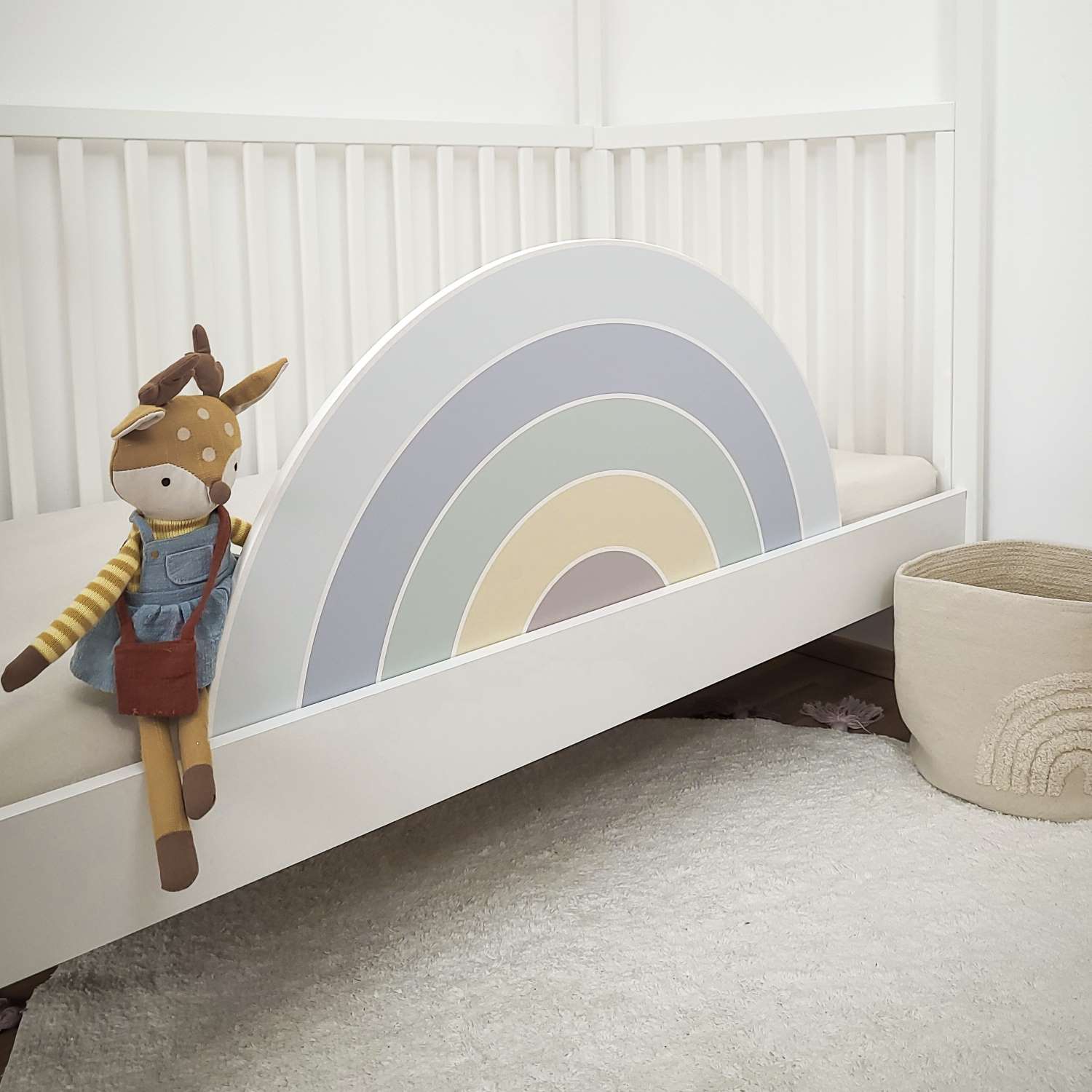 Rausfallschutz Kinderbett Regenbogen aus Holz – stilvolles Design von Wunderlab für Sicherheit und Geborgenheit