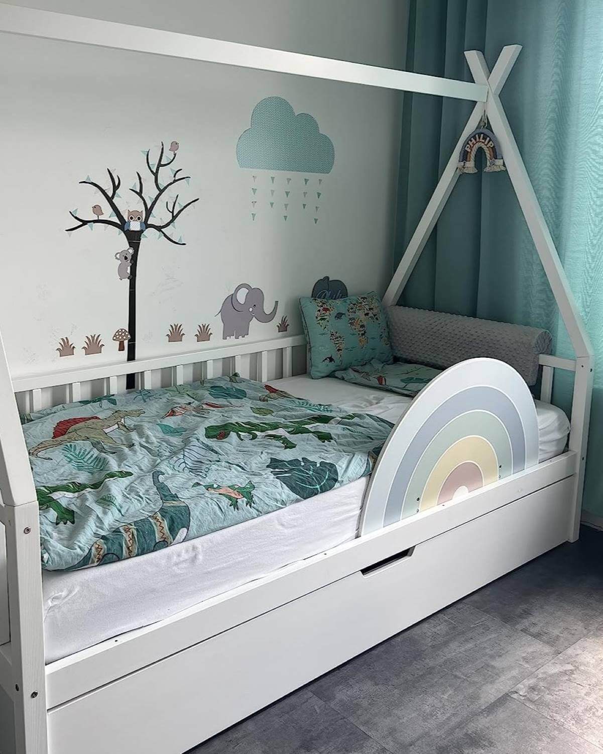 Regenbogen Bettgitter im Montessori-Hausbett – farbenfrohe Sicherheit schnell montiert