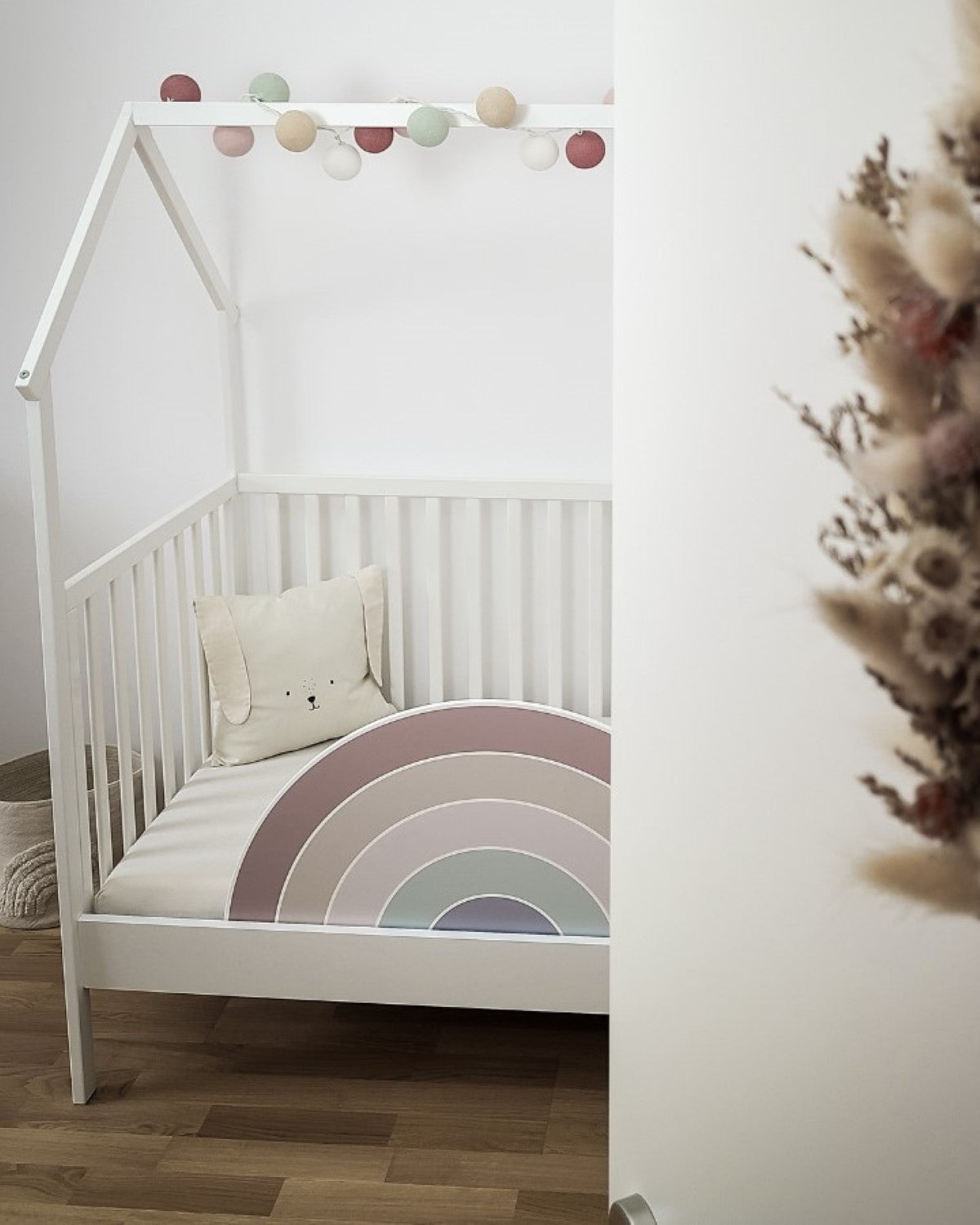 Regenbogen Rausfallschutz im skandinavischen Kinderzimmer – stilvolle Sicherheit für ruhigen Schlaf.