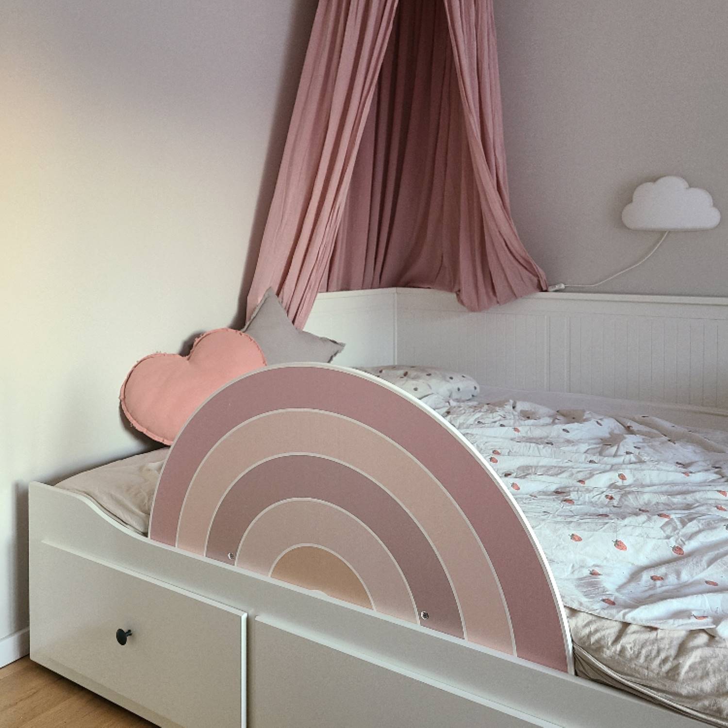 Ruby Regenbogen von Wunderlab – stilvoller Rausfallschutz im skandinavischen Traum-Kinderzimmer