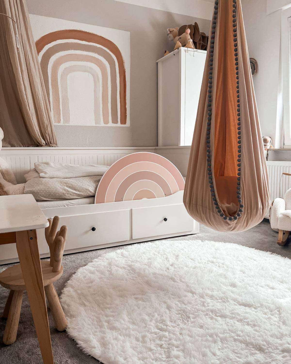 Rausfallschutz Kinderbett Regenbogen von Wunderlab – süßes Holz-Design für Geborgenheit und Fantasie im Kinderzimmer