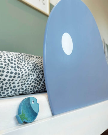 Blauer Wal-Rausfallschutz aus Holz – liebevolle Details für ein sicheres Kinderbett