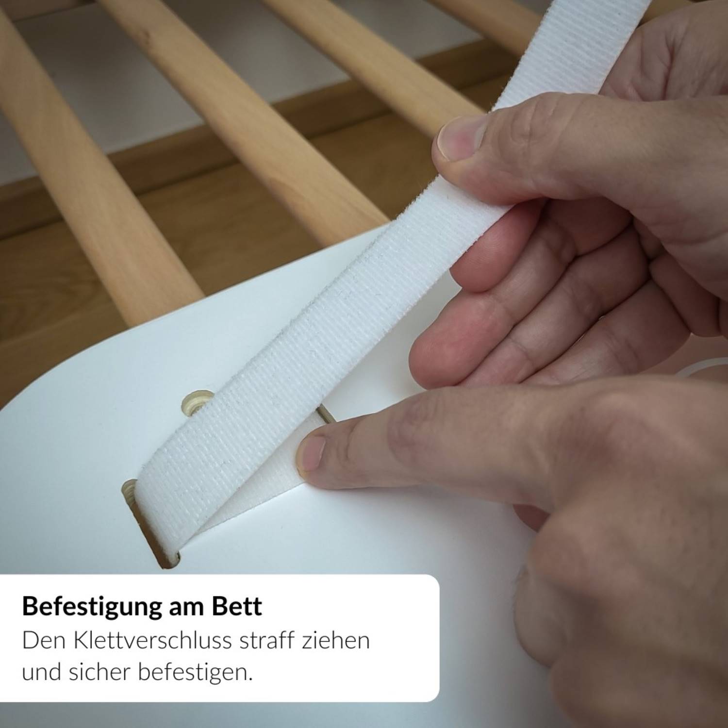 Anbringen des Wunderlab-Rausfallschutzes am Lattenrost mit Klettverschluss – schnelle, werkzeugfreie Befestigung